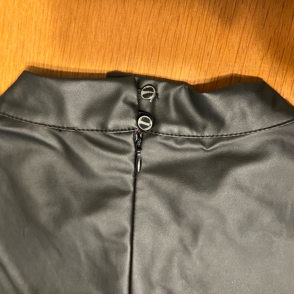 Gorgeous faux leather short dress, with laser cut detailing in the hem. XL. - Picture 3 of 7